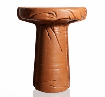 Leather Slip Stool est une continuation de Nicolas Le Moigne de Slip collection en béton qu’il a commencé avec la société suisse Eternit – le fabricant connu pour la production de produits sur un composé de fibres-ciment  en 2007.