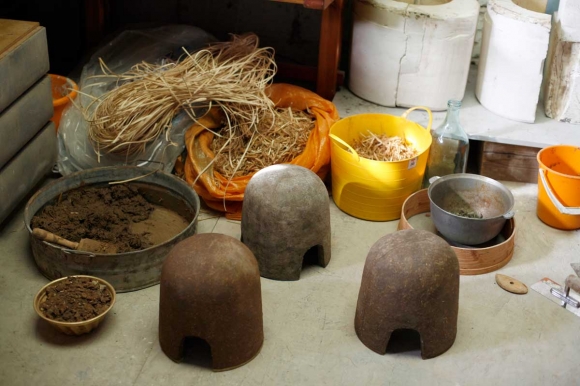 terra-biodegradable-zero-energy-compressed-soil-by-adital-ela-2-580x386